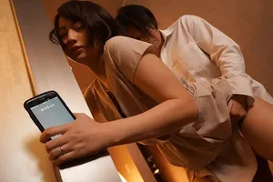 Vợ yêu đi họp lớp rồi xoạc với nyc mặc cho ông chồng ở nhà chờ