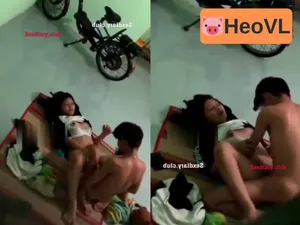 Quay lén hai nữ học sinh địt nhau trong trọ